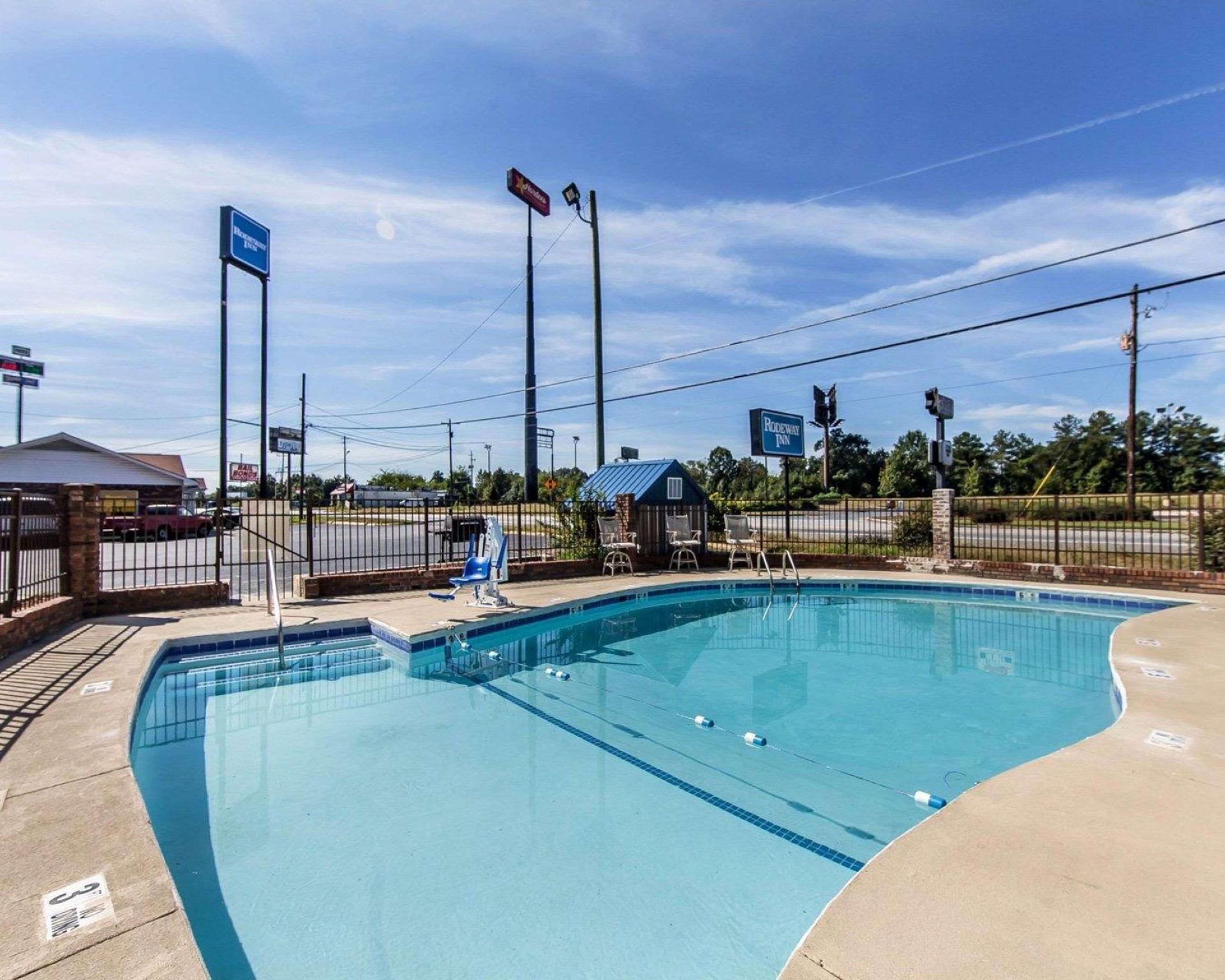 Days Inn By Wyndham Calhoun Ga I-75 And Us-41 Kültér fotó