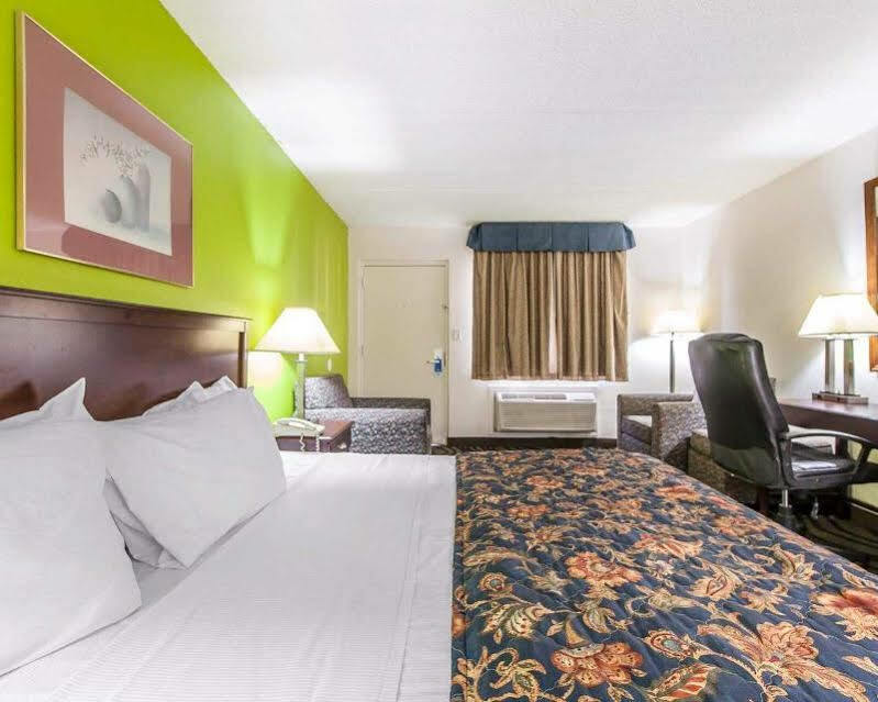 Days Inn By Wyndham Calhoun Ga I-75 And Us-41 Kültér fotó